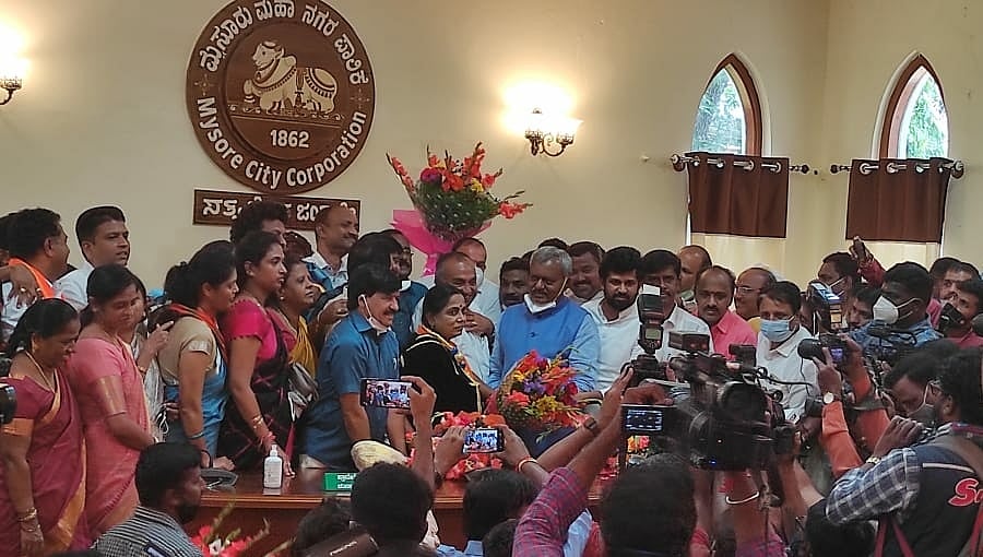 ಕಾಂಗ್ರೆಸ್-ಜೆಡಿಎಸ್ ಜಗಳ ಬಿಜೆಪಿಗೆ ಲಾಭ: ಮೈಸೂರು ಪಾಲಿಕೆ ಮೇಯರ್ ಸುನಂದಾ ಪಾಲನೇತ್ರಗೆ ಹಾಲಿ-ಮಾಜಿ ಸಿಎಂ ಅಭಿನಂದನೆ