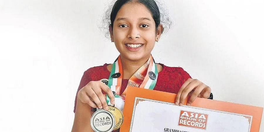 ಲಾಕ್ಡೌನ್ ಸಮಯ ಸದ್ಭಳಕೆ: 61 ಕವಿತೆಗಳ ಪುಸ್ತಕ ಬರೆದು 'ಅತಿ ಕಿರಿಯ ಕವಯಿತ್ರಿ' ಎಂಬ ಹೆಗ್ಗಳಿಕೆ ಪಡೆದ ವಿದ್ಯಾರ್ಥಿನಿ ಅಮಾನಾ!