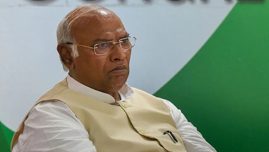 'ದೇಶದ ಆಸ್ತಿಯನ್ನು ಆಯ್ದ ಬಂಡವಾಳಗಾರರಿಗೆ ಮಾರಾಟ ಮಾಡಿ ರಾಷ್ಟ್ರವನ್ನು ದಿವಾಳಿ ಮಾಡುತ್ತಿದೆ': ಖರ್ಗೆ