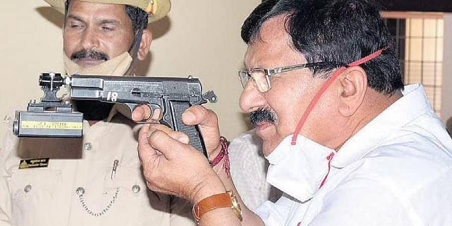 ಮೊದಲ ಬಾರಿ ಸಚಿವರಾದವರಿಗೆ ಗೃಹ ಖಾತೆ ನೀಡಿದ್ದೇಕೆ?: ಸರ್ಕಾರದ ವಿರುದ್ಧ ಕಾಂಗ್ರೆಸ್ ನಾಯಕರ ವಾಗ್ದಾಳಿ!