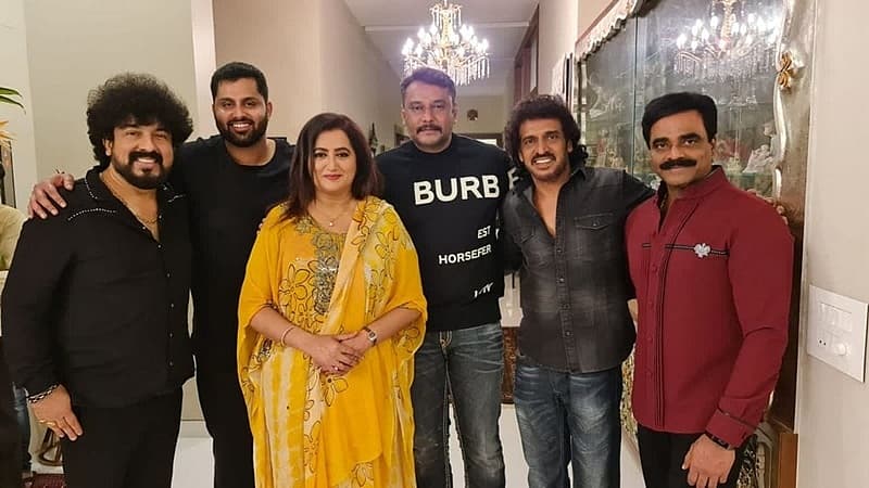ಸ್ಯಾಂಡಲ್ ವುಡ್ ಕಲಾವಿದರೊಂದಿಗೆ