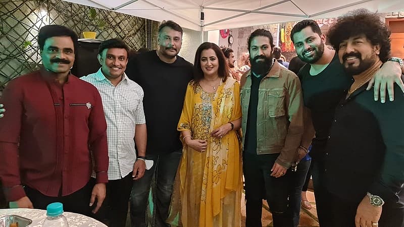 ಆರೋಗ್ಯ ಸಚಿವ ಡಾ ಸುಧಾಕರ್, ರಾಕ್ ಲೈನ್ ವೆಂಕಟೇಶ್, ದರ್ಶನ್,.ಯಶ್, ಗುರುಕಿರಣ್, ಅಭಿಷೇಕ್ ಅಂಬರೀಷ್
