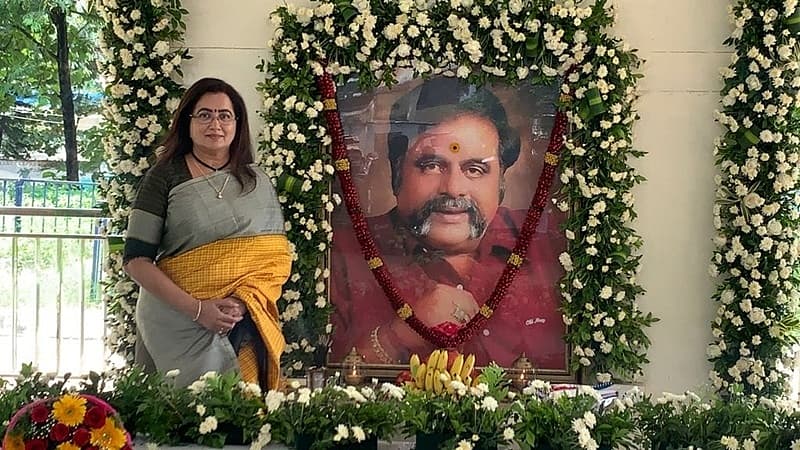 ಹುಟ್ಟುಹಬ್ಬ ದಿನ ಬೆಳಗ್ಗೆ ಕಂಠೀರವ ಸ್ಟುಡಿಯೊಕ್ಕೆ ತೆರಳಿ ಅಂಬರೀಷ್ ಸಮಾಧಿಗೆ ಪೂಜೆ ಸಲ್ಲಿಸಿದ ಸಂಸದೆ ಸುಮಲತಾ ಅಂಬರೀಷ್