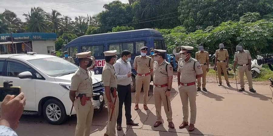 ಕೋವಿಡ್-19: ಕರ್ನಾಟಕ-ಕೇರಳ ಗಡಿಯಲ್ಲಿ ನಿರ್ಬಂಧಗಳ ಮುಂದುವರಿಕೆ, ಕೇರಳದಿಂದ ಬರುವವರಿಗೆ ಕೋವಿಡ್ ನೆಗೆಟಿವ್ ವರದಿ ಕಡ್ಡಾಯ
