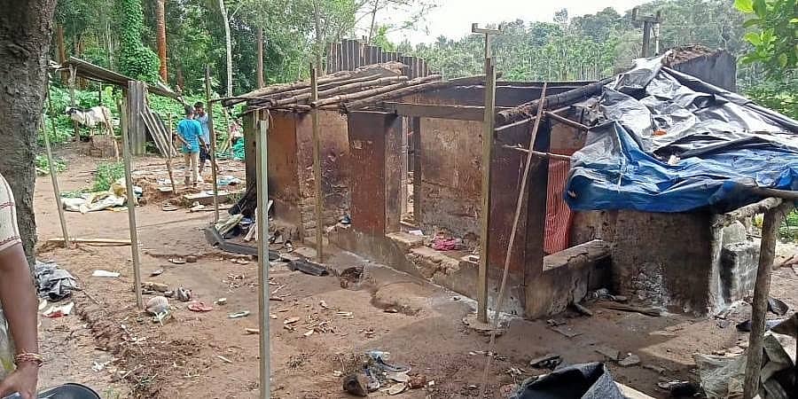 ಕೊಡಗು: ಮನೆ ಕಳೆದುಕೊಂಡು ನಿರಾಶ್ರಿತರಾದ ಎಂಟು ಮಂದಿಯ ಕುಟುಂಬ, ನ್ಯಾಯ ಒದಗಿಸಲು ಕೋರಿಕೆ