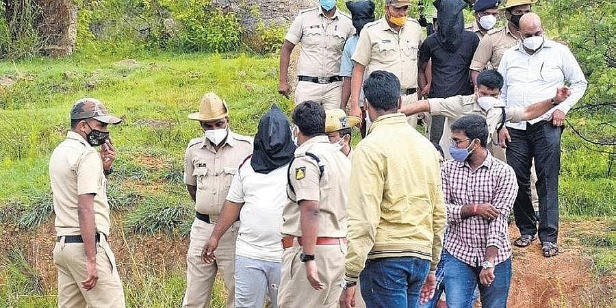 ಮೈಸೂರು ಸಾಮೂಹಿಕ ಅತ್ಯಾಚಾರ ಪ್ರಕರಣ: ಅಪರಾಧ ನಡೆದ ಸ್ಥಳಕ್ಕೆ ಆರೋಪಿಗಳ ಕರೆದೊಯ್ದ ಪೊಲೀಸರು, ಪರಿಶೀಲನೆ