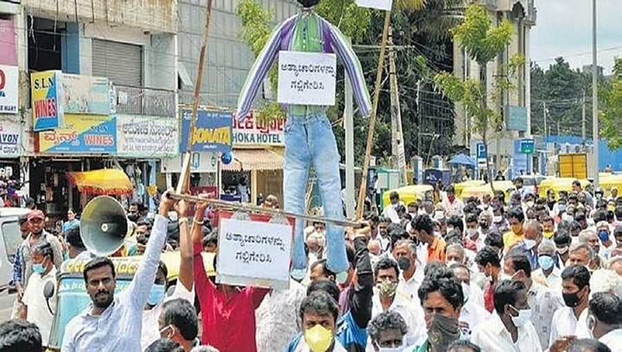 ತುಮಕೂರಿನ ಮಹಿಳೆಯ ಅತ್ಯಾಚಾರ, ಹತ್ಯೆ ಕೇಸಿನಲ್ಲಿ ಕಾಣದ ಪ್ರಗತಿ: ತಿಗಳ ಸಮುದಾಯದವರಿಂದ ಪ್ರತಿಭಟನೆ