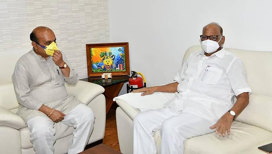 ಸಿಎಂ ಬೊಮ್ಮಾಯಿ ಭೇಟಿಯಾದ ಕೇಂದ್ರದ ಮಾಜಿ ಸಚಿವ ಶರದ್ ಪವಾರ್