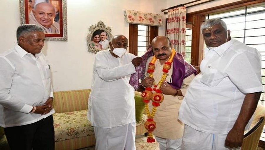 'ಜಾತ್ಯಾತೀತ ಬಂಧ': ಬೊಮ್ಮಾಯಿ ಸಂಪುಟ ರಚನೆಗೆ ದೇವೇಗೌಡರ ಟಚ್; ಜೆಡಿಎಸ್ ವಿರೋಧಿಗಳು ಕ್ಯಾಬಿನೆಟ್ ನಿಂದ ಹೊರಕ್ಕೆ?