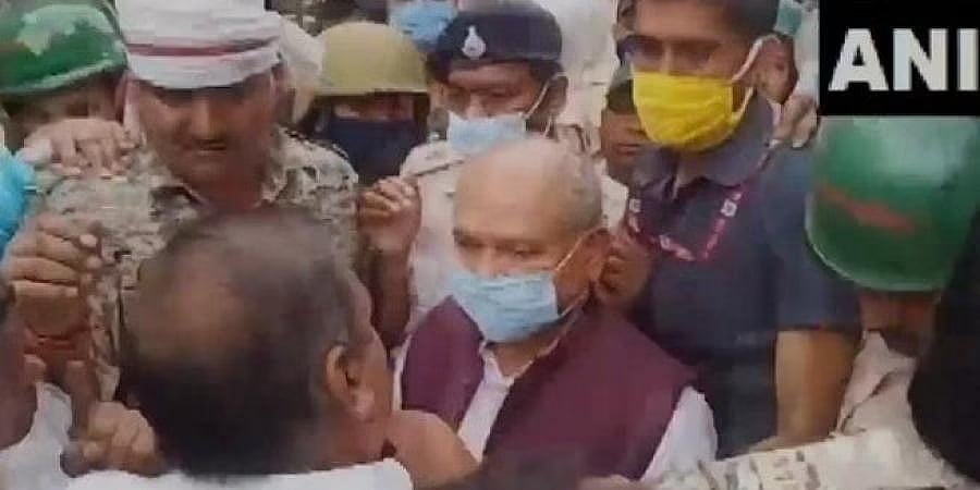 ಮಧ್ಯಪ್ರದೇಶ: ಪ್ರವಾಹ ಪೀಡಿತ ಪ್ರದೇಶದಲ್ಲಿ ಕೇಂದ್ರ ಕೃಷಿ ಸಚಿವ ತೋಮರ್ಗೆ ಪ್ರತಿಭಟನೆ ಬಿಸಿ