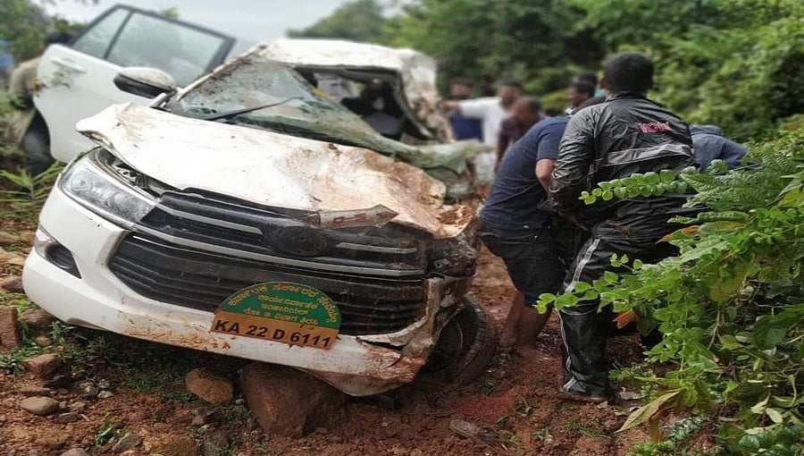 ಭೀಕರ ಅಪಘಾತ: ಸಿದ್ದಾಪುರದ ಲೋಕೋಪಯೋಗಿ ಇಲಾಖೆಯ ಅಧಿಕಾರಿ ಮುದುಕಣ್ಣನವರ ನಿಧನ, ಮೂವರಿಗೆ ಗಂಭೀರ ಗಾಯ 