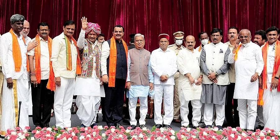 ಇನ್ನೂ ಹಂಚಿಕೆಯಾಗದ ಖಾತೆ: ಸಿಎಂ ಬೊಮ್ಮಾಯಿ ನಿವಾಸದ ಬಳಿ ತಡರಾತ್ರಿವರೆಗೂ ಕಾದು ಕುಳಿತಿದ್ದ ನೂತನ ಸಚಿವರು!