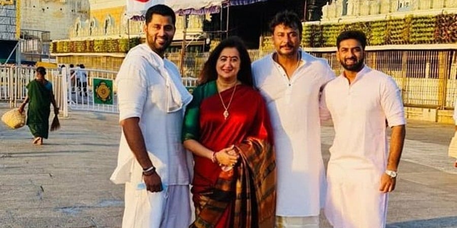 ತಿರುಪತಿ ತಿಮ್ಮಪ್ಪನ ದರ್ಶನ ಪಡೆದ ಸಂಸದೆ ಸುಮಲತಾ, ಅಭಿಷೇಕ್; ದರ್ಶನ್ ಸಾಥ್