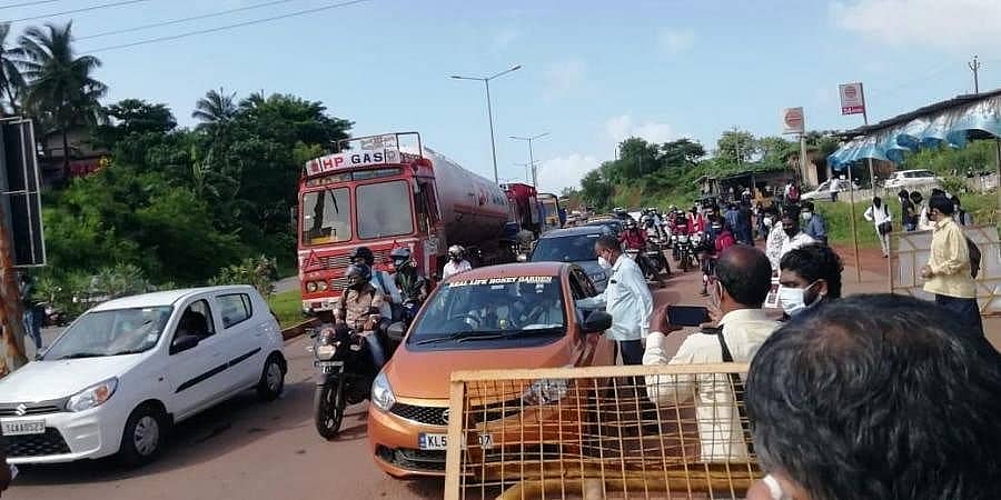 ವೀಕೆಂಡ್ ಕರ್ಫ್ಯೂ: ಕೇರಳ, ತಮಿಳುನಾಡು ಗಡಿಗಳಲ್ಲಿ ನೂರಾರು ಪ್ರಯಾಣಿಕರ ಸಂಕಷ್ಟ