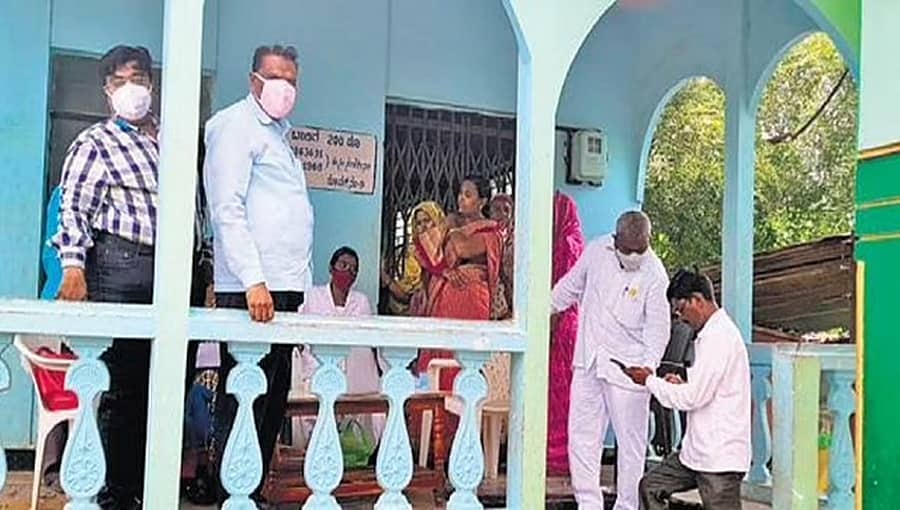 ಕೊನೆಗೂ ಎಚ್ಚರಿಕೆಗೆ ಮಣಿದ ಗದಗ ಜಿಲ್ಲೆಯ ದಾವಲ್ ಮಲಿಕ್ ಗ್ರಾಮಸ್ಥರು: ಕೊರೋನಾ ಲಸಿಕೆ ಹಾಕಿಸಿಕೊಂಡ ಮಂದಿ