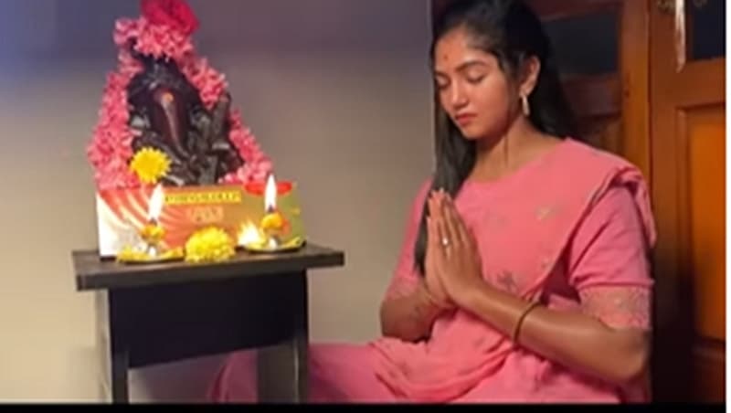 ಗೀತಾ ಧಾರವಾಹಿ ಖ್ಯಾತಿಯ ನಟಿ ಭವ್ಯಗೌಡ ಪ್ರಥಮ ಪೂಜಿತನಿಗೆ ವಿಶೇಷ ಪೂಜೆ ಸಲ್ಲಿಸಿದರು.