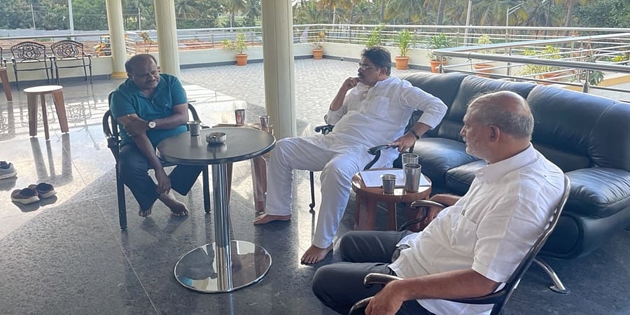 ನಗರ ಸ್ಥಳೀಯ ಸಂಸ್ಥೆಗಳಲ್ಲಿ ಮೈತ್ರಿ ಕಸರತ್ತು: ಎಚ್ ಡಿಕೆ, ಅಶೋಕ್ ಭೇಟಿ; ಸೋಮವಾರ ಜೆಡಿಎಸ್ ಶಾಸಕಾಂಗ ಸಭೆ