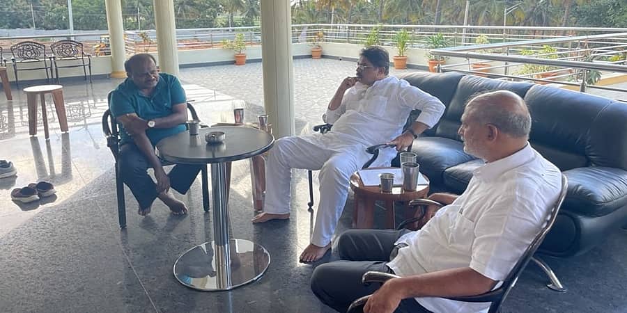 ನಗರ ಸ್ಥಳೀಯ ಸಂಸ್ಥೆಗಳಲ್ಲಿ ಮೈತ್ರಿ ಕಸರತ್ತು: ಎಚ್ ಡಿಕೆ, ಅಶೋಕ್ ಭೇಟಿ; ಸೋಮವಾರ ಜೆಡಿಎಸ್ ಶಾಸಕಾಂಗ ಸಭೆ
