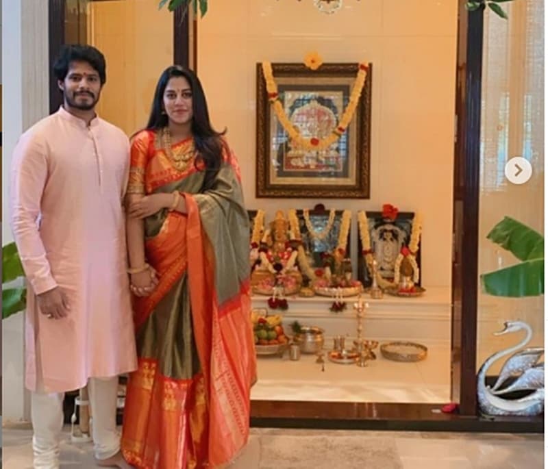 ಗಣೇಶೋತ್ಸವ ಸಂದರ್ಭದಲ್ಲಿ ನಟ ನಿಖಿಲ್ ಕುಮಾರ ಸ್ವಾಮಿ ಮತ್ತು ಅವರ ಪತ್ನಿ
