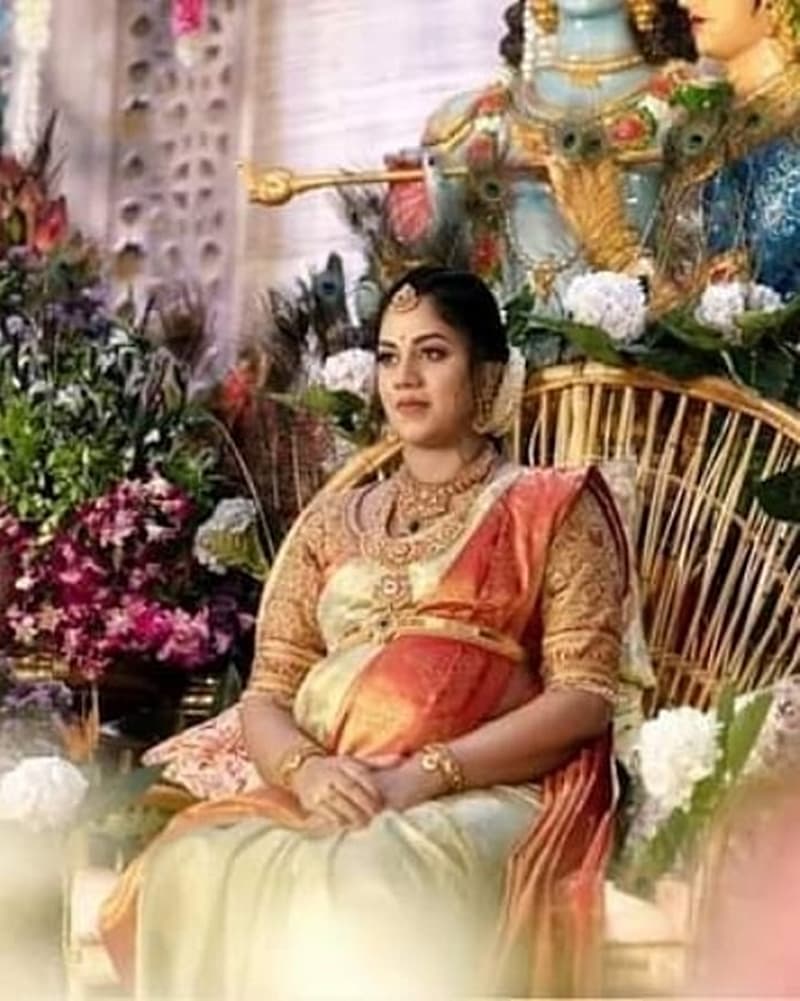 ಸೀಮಂತ ಕಾರ್ಯಕ್ರಮವನ್ನು ಮಾನ್ವಿ ಕನ್ವೆನ್ಷನ್ ಹಾಲ್ ನಲ್ಲಿ ನಡೆದಿದ್ದು ಮಾಜಿ ಪ್ರಧಾನಿ ದೇವೇಗೌಡ, ಮಾಜಿ ಸಿಎಂ ಕುಮಾರಸ್ವಾಮಿ ಕುಟುಂಬಸ್ಥರು, ಆತ್ಮೀಯರು ಹಾಗೂ ಕೆಲ ಗಣ್ಯರು ಭಾಗವಹಿಸಿದ್ದರು.