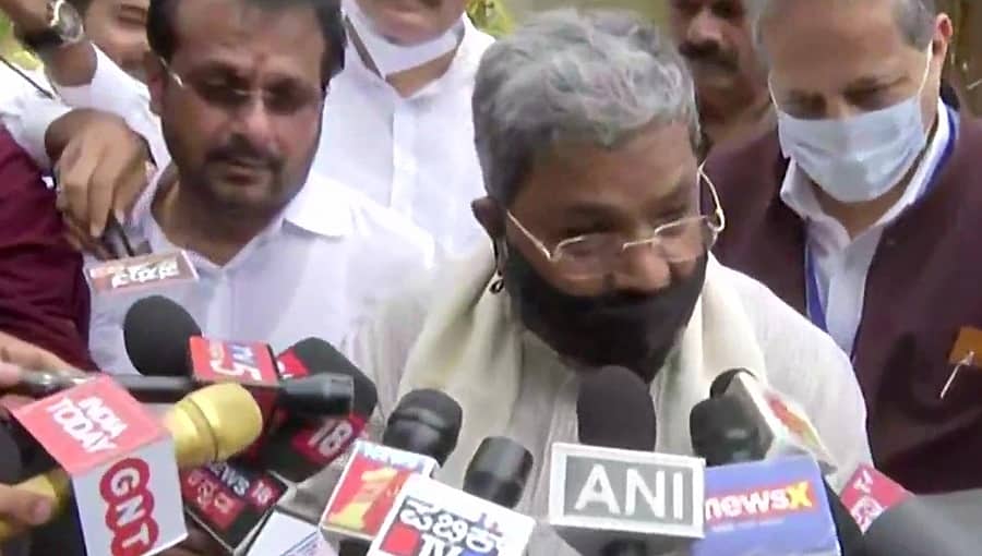 ಇಂಧನ ಬೆಲೆ ಏರಿಕೆಗೆ ಕಾಂಗ್ರೆಸ್ ದೂರುವುದು ಕುಂಟುನೆಪ, ಬಿಜೆಪಿಯಿಂದ ಕಾಂಗ್ರೆಸ್-ಜೆಡಿಎಸ್ ಶಾಸಕರ ಖರೀದಿ: ಸಿದ್ದರಾಮಯ್ಯ