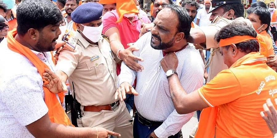 ಮೈಸೂರು: ದೇವಸ್ಥಾನ ತೆರವು ವಿರುದ್ಧ ಪ್ರತಿಭಟನೆ ವೇಳೆ ಉರ್ದು ಪತ್ರಿಕೆ ಪತ್ರಕರ್ತನ ಮೇಲೆ ಹಲ್ಲೆ
