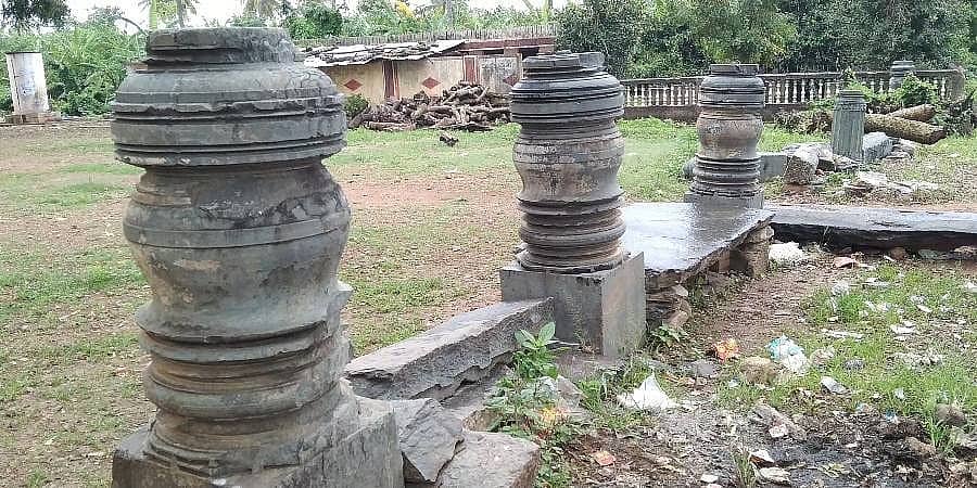 ಹಾವೇರಿಯಲ್ಲಿ ಧೀರ್ಘಕಾಲದಿಂದ ನಿರ್ಲಕ್ಷ್ಯಕ್ಕೆ ಒಳಗಾದ ಚಾಲುಕ್ಯ ಕಾಲದ ಸ್ಮಾರಕಗಳು; ನಿಧಿಗಾಗಿ ಶೋಧ!