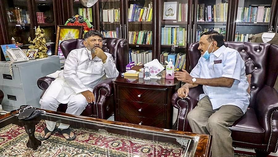 ಡಿಕೆ ಶಿವಕುಮಾರ್ ಭೇಟಿ ಮಾಡಿದ ಕೋಲಾರ ಶಾಸಕ ಶ್ರೀನಿವಾಸ ಗೌಡ: ಜೆಡಿಎಸ್ ಮತ್ತೊಂದು ವಿಕೆಟ್ ಪತನ?
