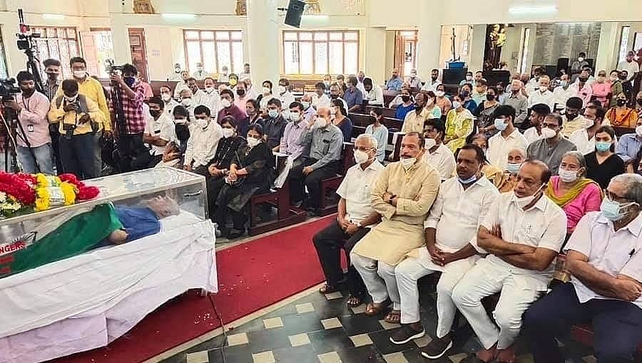 ಕೆಪಿಸಿಸಿ ಕಚೇರಿಯಲ್ಲಿ ಕಾಂಗ್ರೆಸ್ ಹಿರಿಯ ನಾಯಕ ಆಸ್ಕರ್ ಫರ್ನಾಂಡಿಸ್ ಅಂತಿಮ ದರ್ಶನ: ಪ್ಯಾಟ್ರಿಕ್ ಚರ್ಚ್ ನಲ್ಲಿ ಅಂತ್ಯಕ್ರಿಯೆ