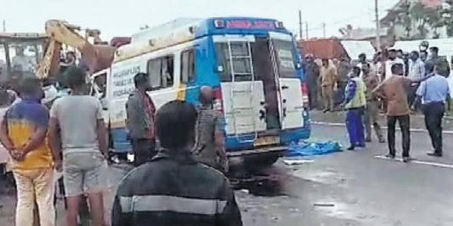 ಬೆಂಗಳೂರು: ಲಾರಿಗೆ ಆಂಬ್ಯುಲೆನ್ಸ್ ಡಿಕ್ಕಿ; ರೋಗಿ, ವೈದ್ಯ ಸೇರಿ ಮೂವರು ಸ್ಥಳದಲ್ಲಿಯೇ ದುರ್ಮರಣ