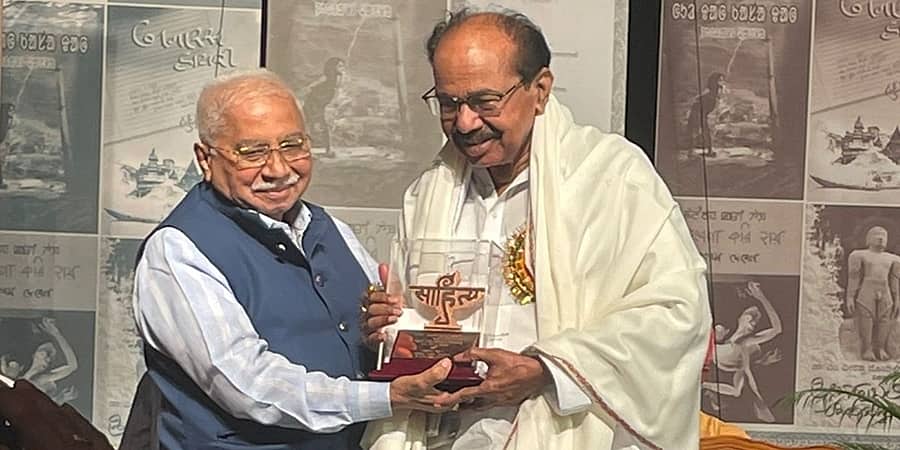 ನವದೆಹಲಿ: ವೀರಪ್ಪ ಮೊಯ್ಲಿಗೆ ಕೇಂದ್ರ ಸಾಹಿತ್ಯ ಅಕಾಡೆಮಿ ಪ್ರಶಸ್ತಿ ಪ್ರದಾನ