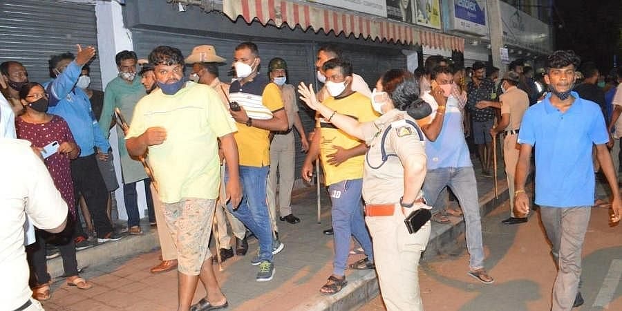 ಅಪ್ರಾಪ್ತ ಬಾಲಕಿಗೆ ಲೈಂಗಿಕ ಕಿರುಕುಳ ಆರೋಪ; ಸಂಜಯ್ ನಗರ ಪೊಲೀಸ್ ಠಾಣೆ ಬಳಿ ಸಾರ್ವಜನಿಕರಿಂದ ಭಾರಿ ಪ್ರತಿಭಟನೆ