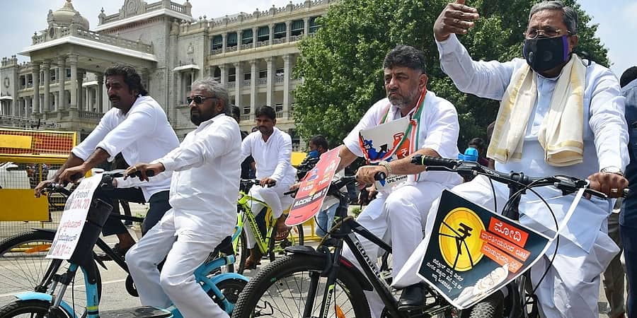 ಬೆಂಗಳೂರು: ತೈಲ ದರ, ಅಗತ್ಯ ವಸ್ತುಗಳ ಬೆಲೆ ಏರಿಕೆ ಖಂಡಿಸಿ ಕಾಂಗ್ರೆಸ್ ಸೈಕಲ್ ಜಾಥಾ