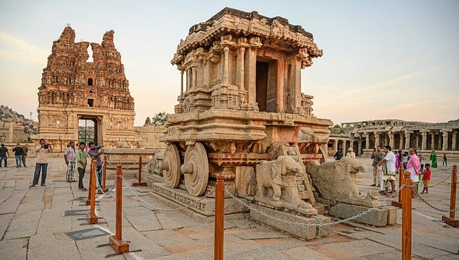 ಹೊಸಪೇಟೆ: ಹಂಪಿಯಲ್ಲಿ ಪ್ರವಾಸಿಗರ ದಂಡು, ಕೋವಿಡ್ ನಿಯಮ ಉಲ್ಲಂಘನೆ ಪರಿಶೀಲನೆಗೆ ಸಿಬ್ಬಂದಿಗಳ ನೇಮಕ