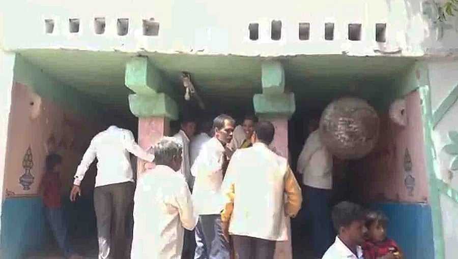 ಕೊಪ್ಪಳ: ದೇವಸ್ಥಾನ ಪ್ರವೇಶಿಸಿದ್ದ 2 ವರ್ಷದ ದಲಿತ ಬಾಲಕನ ಪೋಷಕರಿಗೆ ದಂಡ ವಿಧಿಸಿದ್ದ ಐವರ ಬಂಧನ!