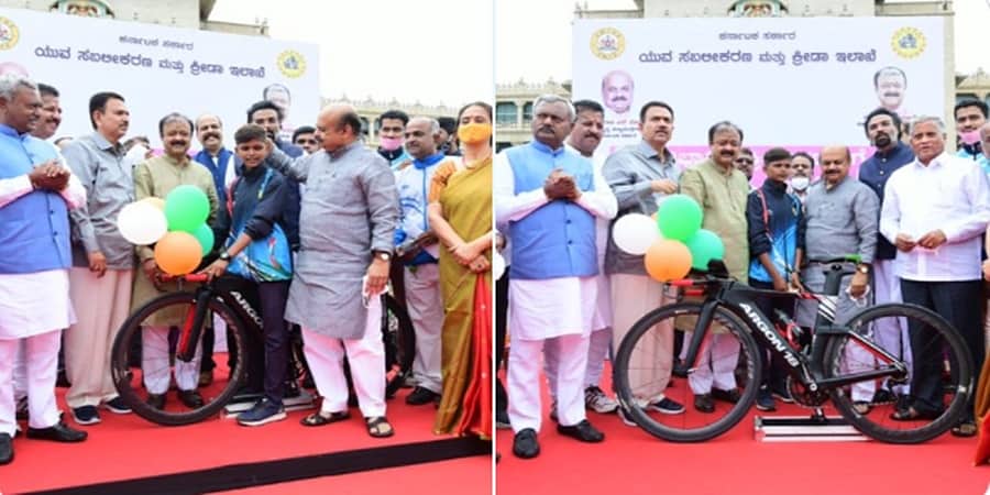 ರಾಷ್ಟ್ರಮಟ್ಟದ ಸೈಕ್ಲಿಂಗ್ ಕ್ರೀಡಾಪಟು ಕುಮಾರಿ ಪವಿತ್ರಾ ಕುರ್ತಕೋಟಿಗೆ ಮುಖ್ಯಮಂತ್ರಿಗಳಿಂದ ಸೈಕಲ್ ಪ್ರದಾನ
