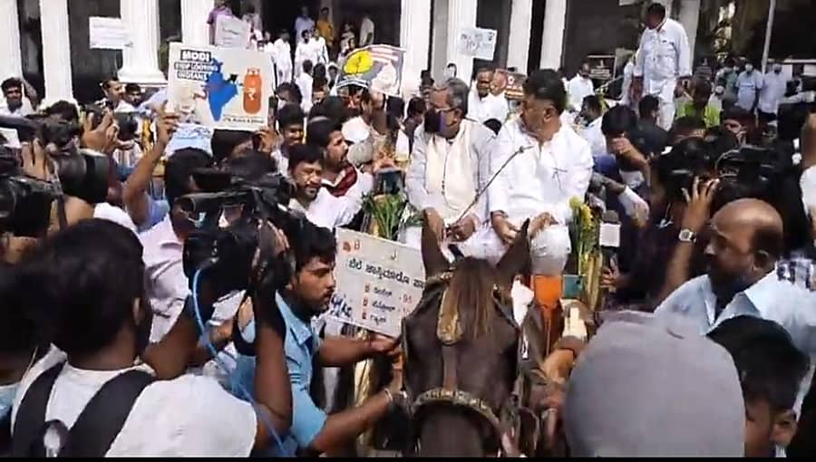 ಎತ್ತಿನ ಗಾಡಿ ಆಯ್ತು, ಸೈಕಲ್ ಆಯ್ತು, ಈಗ ಟಾಂಗಾ ಮೂಲಕ ವಿಧಾನಸೌಧಕ್ಕೆ ಕಾಂಗ್ರೆಸ್ ನಾಯಕರ ಜಾಥಾ: ಬೆಲೆ ಏರಿಕೆ ವಿರುದ್ಧ ಪ್ರತಿಭಟನೆ