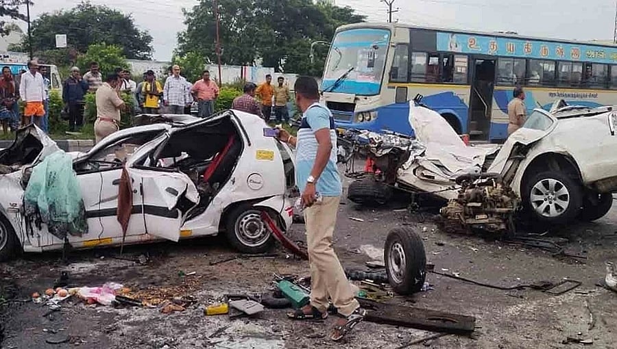 ಆನೇಕಲ್: ಎರಡು ಕಾರುಗಳ ನಡುವೆ ಭೀಕರ ಅಪಘಾತ; ಇಬ್ಬರ ದುರ್ಮರಣ