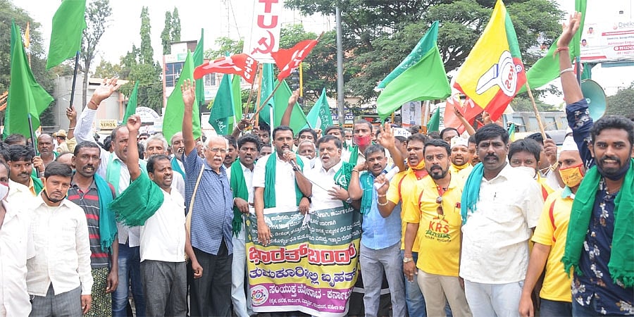 ಭಾರತ್ ಬಂದ್: ರಾಜ್ಯದಲ್ಲಿ ಮಿಶ್ರ ಪ್ರತಿಕ್ರಿಯೆ, ಮೆಜೆಸ್ಟಿಕ್ನಲ್ಲಿ ಬಸ್ಗೆ ಅಡ್ಡ ಮಲಗಿ ಕರವೇ ಆಕ್ರೋಶ