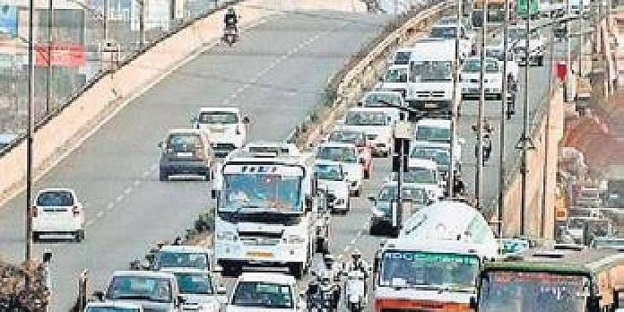 ಬೆಂಗಳೂರು: ಎಲೆಕ್ಟ್ರಾನಿಕ್ ಸಿಟಿ ಮೇಲ್ಸುತುವೆಯಲ್ಲಿ ಬಿಎಂಟಿಸಿ ಬಸ್ ಹರಿದು ಇಬ್ಬರು ದುರ್ಮರಣ