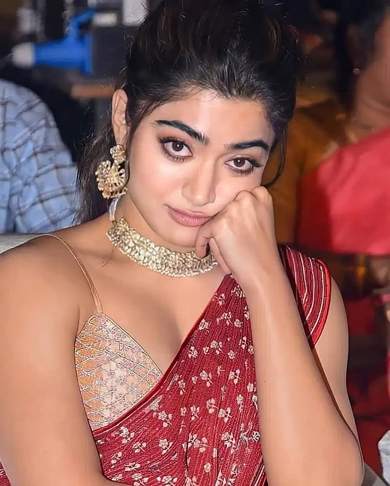 ಸುಕುಮಾರ್ ನಿರ್ದೇಶನದ ಪುಷ್ಪ ಚಿತ್ರ ಟಾಲಿವುಡ್ ನ ಬಹುನಿರೀಕ್ಷಿತ ಚಿತ್ರವಾಗಿದ್ದು ಚಿತ್ರತಂಡದ ಸಹ ಒಬ್ಬೊಬ್ಬರೇ ನಟರ ಫಸ್ಟ್ ಲುಕ್ ಅನ್ನು ಬಹಿರಂಗಪಡಿಸುತ್ತಿದ್ದಾರೆ.