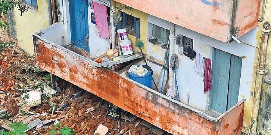 3 ಅಂತಸ್ತಿನ ಕಟ್ಟಡ ಕುಸಿತ: ಆತಂಕದಲ್ಲಿ ‘ಬಮೂಲ್’ ಕ್ವಾರ್ಟರ್ಸ್'ನ ನಿವಾಸಿಗಳು!