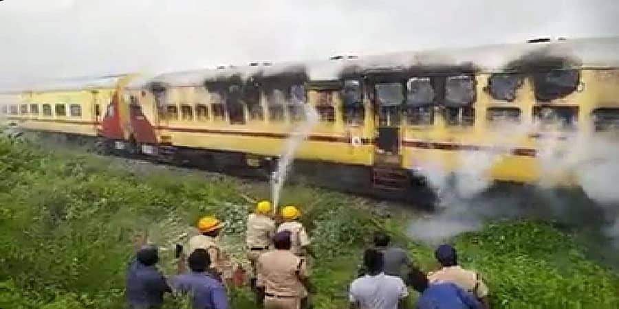 ಅರಸಿಕೆರೆ ಜಂಕ್ಷನ್ ನಲ್ಲಿ ರೈಲು ಬೋಗಿಗಳಿಗೆ ಬೆಂಕಿ
