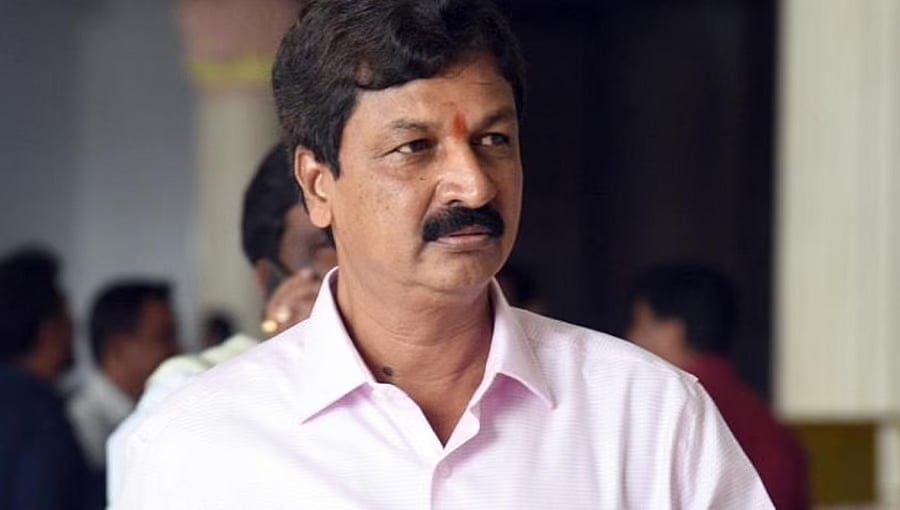 ನನ್ನನ್ನು ಮತ್ತೆ ಮಂತ್ರಿ ಮಾಡಿ, ಇಲ್ಲವೇ ಸಹೋದರನಿಗಾದರೂ ಸಚಿವ ಸ್ಥಾನ ನೀಡಿ: ಸಿಎಂ ಬಳಿ ಜಾರಕಿಹೊಳಿ ದುಂಬಾಲು!