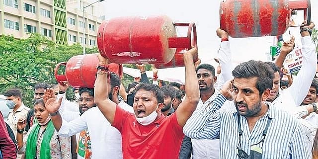 ಬೆಲೆ ಏರಿಕೆ: ಸಿಲಿಂಡರ್ ಹಿಡಿದು ಯುವ ಕಾಂಗ್ರೆಸ್ ಪ್ರತಿಭಟನೆ