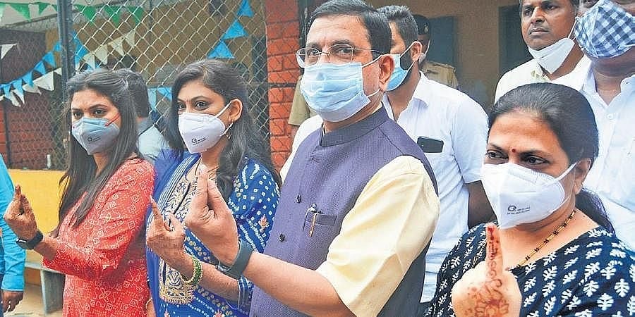 3 ಮಹಾನಗರ ಪಾಲಿಕೆಗಳ ಚುನಾವಣೆ: ಕೋವಿಡ್ ಆತಂಕ, ಮತಪಟ್ಟಿಯಲ್ಲಿ ಹೆಸರು ನಾಪತ್ತೆ ಗೊಂದಲದಿಂದಾಗಿ ನೀರಸ ಮತದಾನ