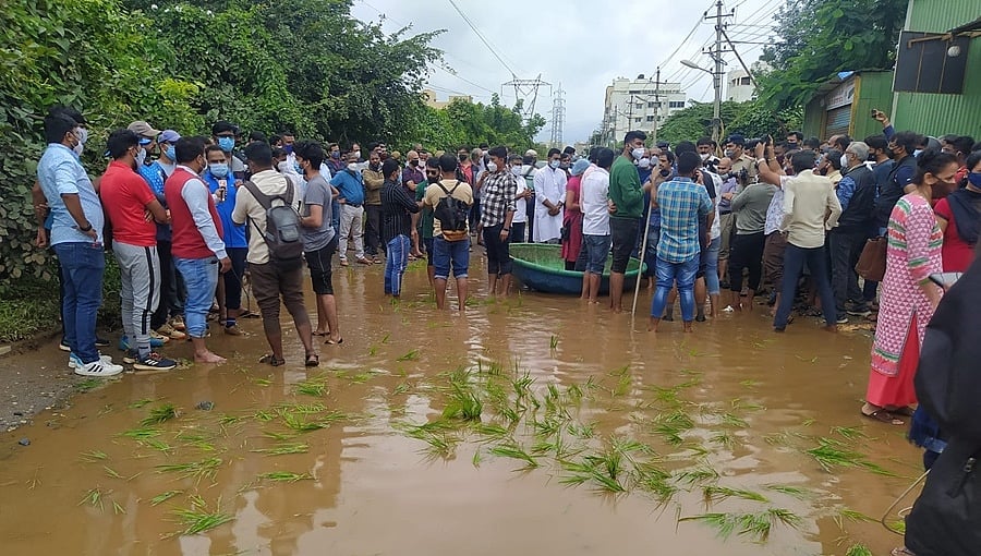 ತೆಪ್ಪದ ಮೂಲಕ ಸಾಗಿ, ಭತ್ತದ ಸಸಿ ನೆಟ್ಟು ಪ್ರತಿಭಟನೆ ಮೂಲಕ ರಸ್ತೆ ಅವ್ಯವಸ್ಥೆಯ ಗಮನ ಸೆಳೆದ ಅಂಜನಾಪುರ ನಾಗರಿಕರು!
