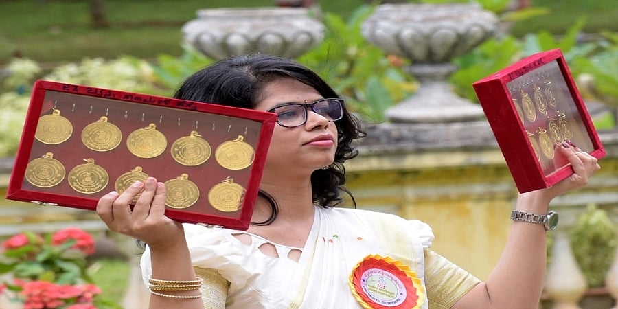 ಉತ್ತರ ಕನ್ನಡ ಜಿಲ್ಲೆಯ ಕುಗ್ರಾಮ ಶೀಗೆಹಳ್ಳಿಯ ವಿದ್ಯಾರ್ಥಿನಿ ಚೈತ್ರ ಹೆಗಡೆಗೆ 20 ಚಿನ್ನದ ಪದಕ!