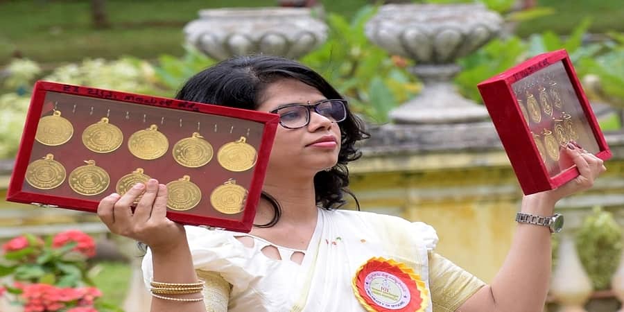 ಉತ್ತರ ಕನ್ನಡ ಜಿಲ್ಲೆಯ ಕುಗ್ರಾಮ ಶೀಗೆಹಳ್ಳಿಯ ವಿದ್ಯಾರ್ಥಿನಿ ಚೈತ್ರ ಹೆಗಡೆಗೆ 20 ಚಿನ್ನದ ಪದಕ!