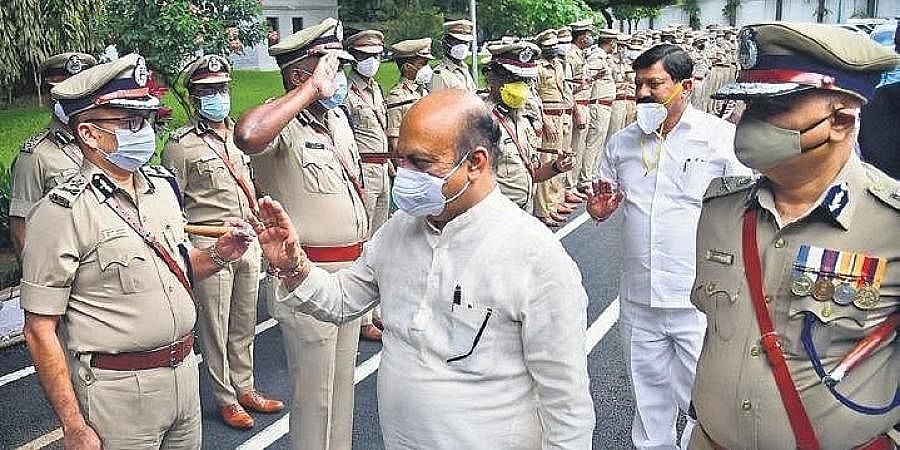ಜಾಗರೂಕರಾಗಿರಿ, ಸ್ನೇಹಪರರಾಗಿರಿ: ಪೊಲೀಸರಿಗೆ ಸಿಎಂ ಬೊಮ್ಮಾಯಿ